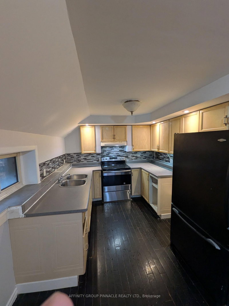 12 Russell Street W