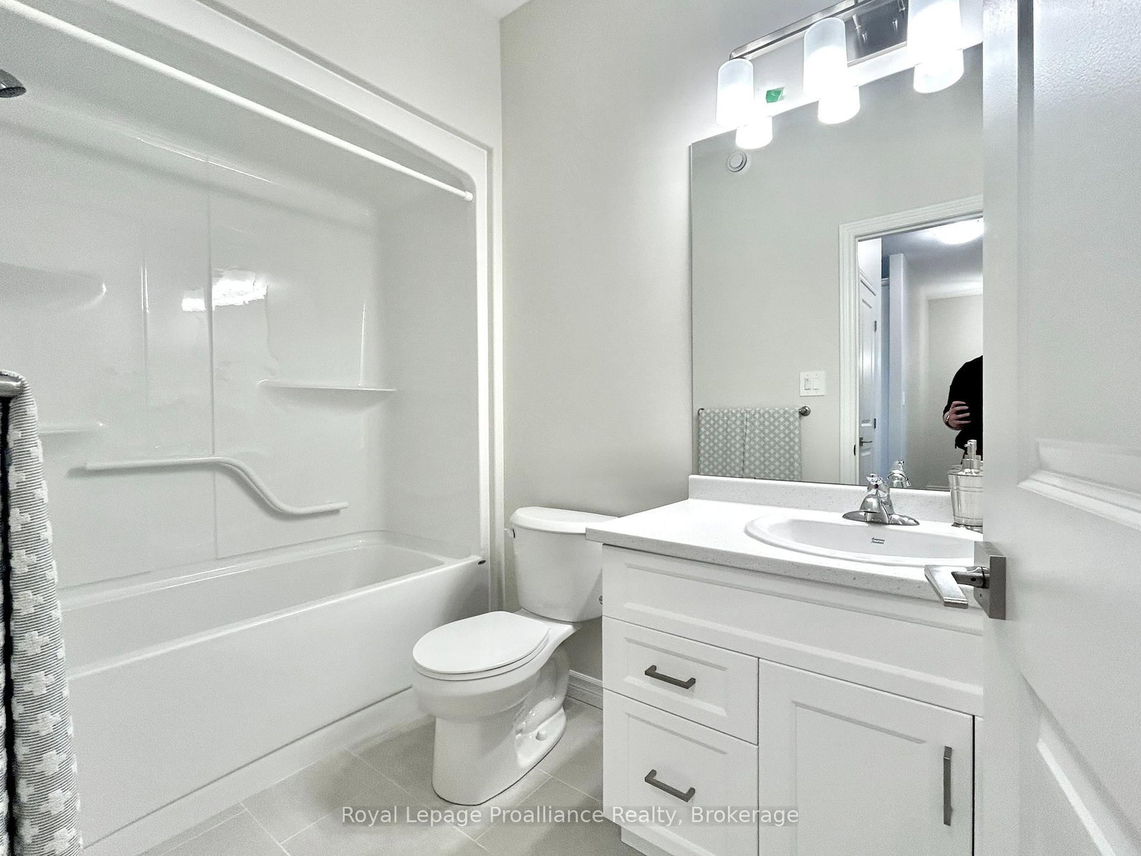 130 Athabaska Drive • Belleville, ON photo 3
