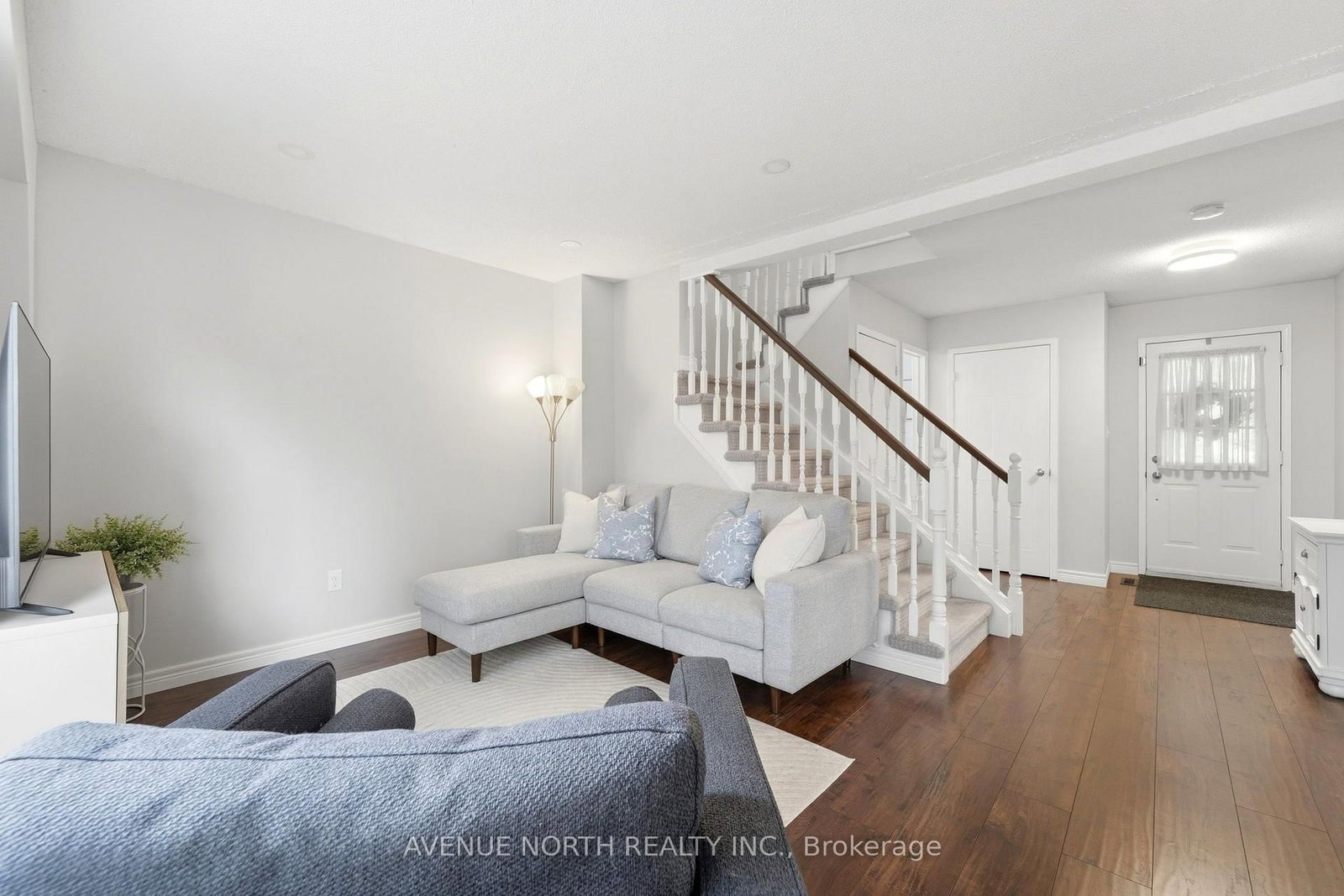 12 Pleasant Grove Terrace • Grimsby, ON photo 5