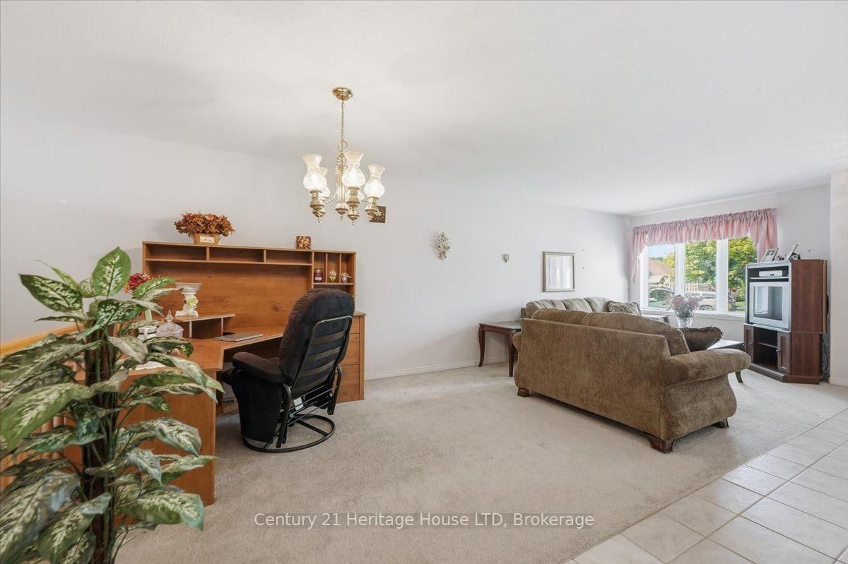 210 Oakcrest Avenue • Welland, ON photo 10