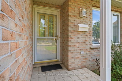 210 Oakcrest Avenue • Welland, ON photo 4