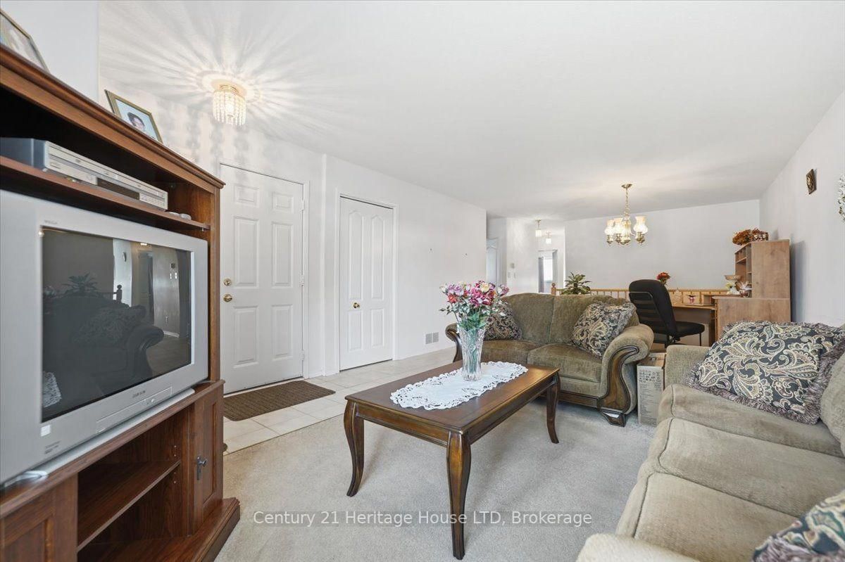 210 Oakcrest Avenue • Welland, ON photo 8