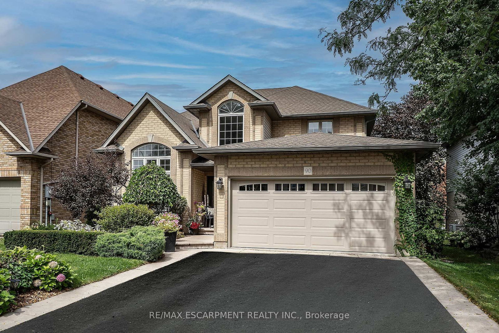 90 Surrey Drive • Hamilton, ON photo 2