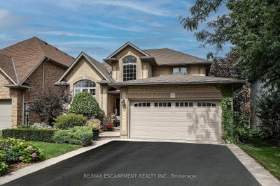 90 Surrey Drive • Hamilton, ON photo 2