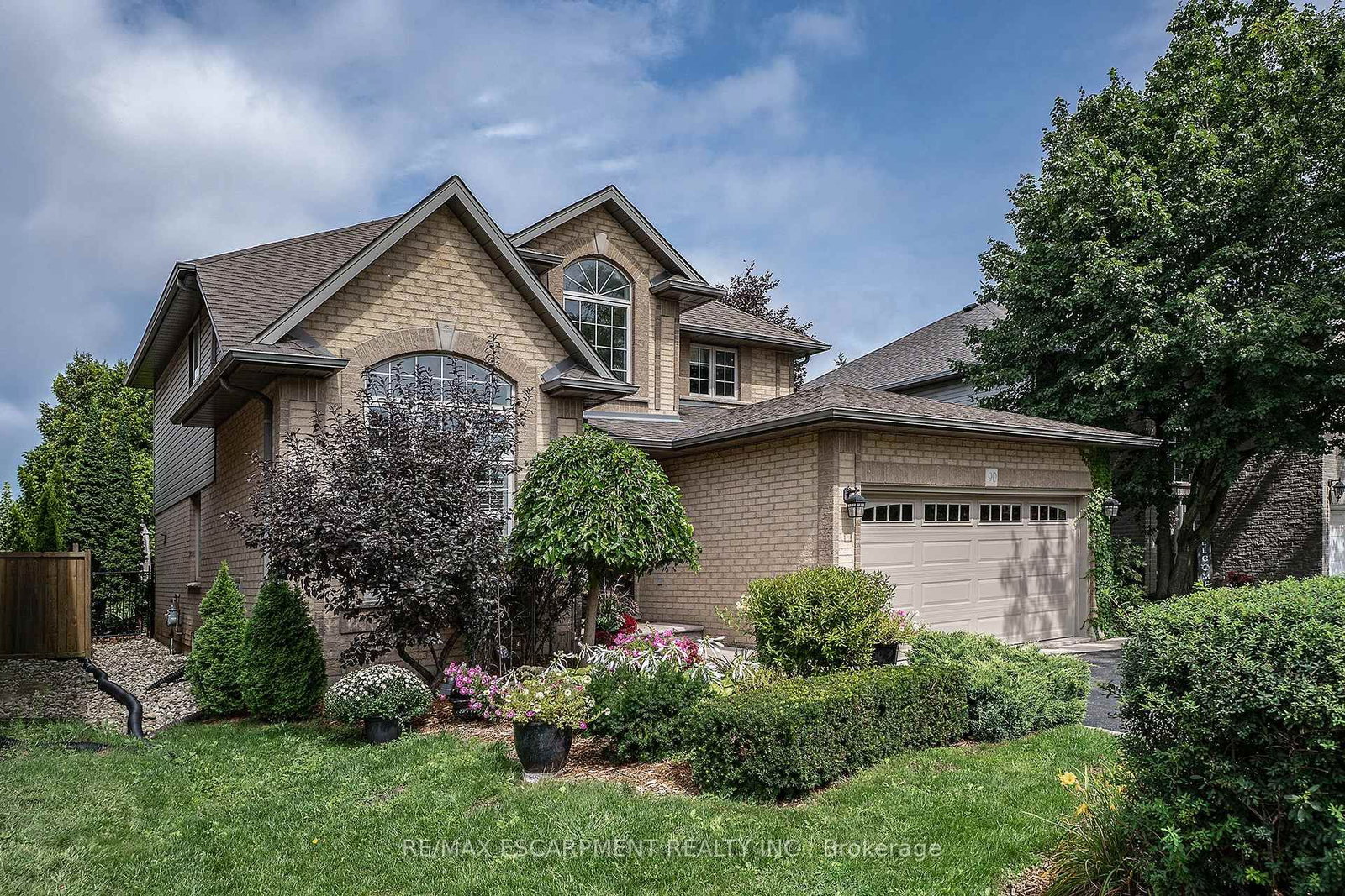 90 Surrey Drive • Hamilton, ON photo 3
