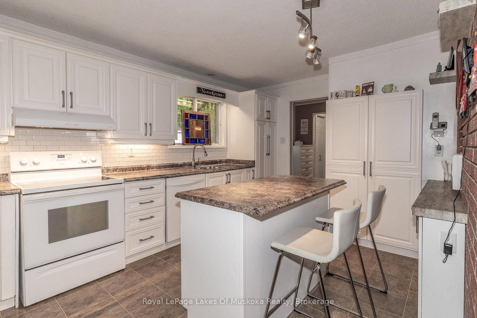 230 Lakeview Avenue • Gravenhurst, ON photo 12
