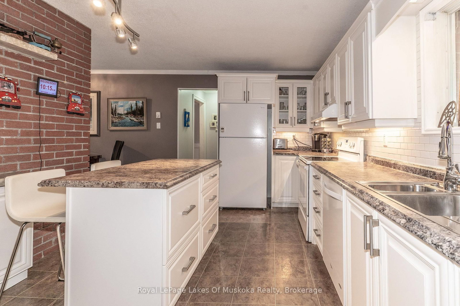 230 Lakeview Avenue • Gravenhurst, ON photo 13