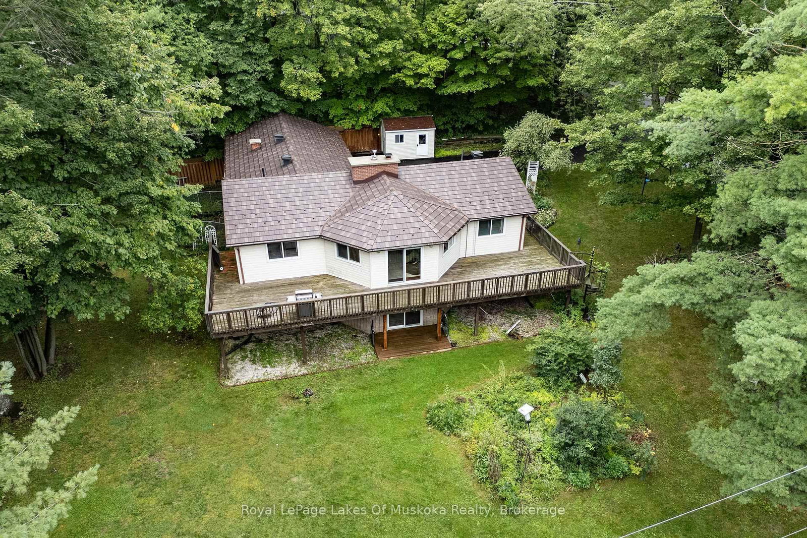 230 Lakeview Avenue • Gravenhurst, ON photo 2