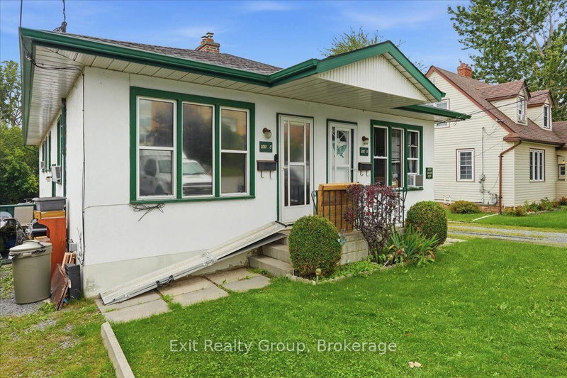 465 Dundas Street W