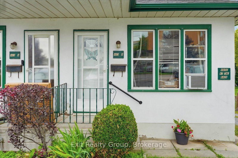 465 Dundas Street W