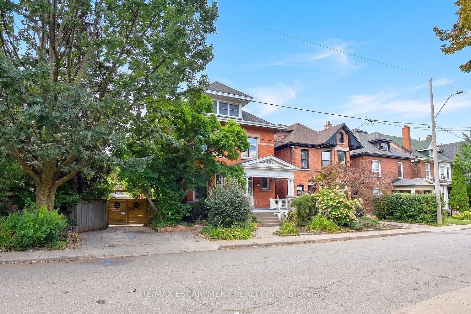 34 HOLTON Avenue S • Hamilton, ON photo 1