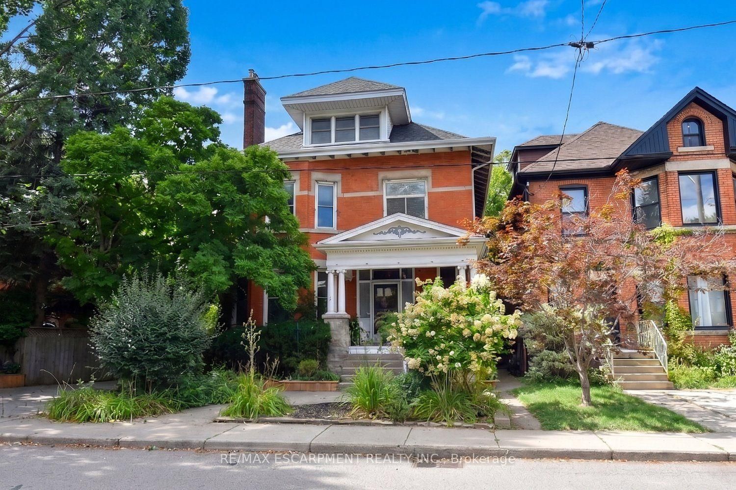 34 HOLTON Avenue S • Hamilton, ON photo 2