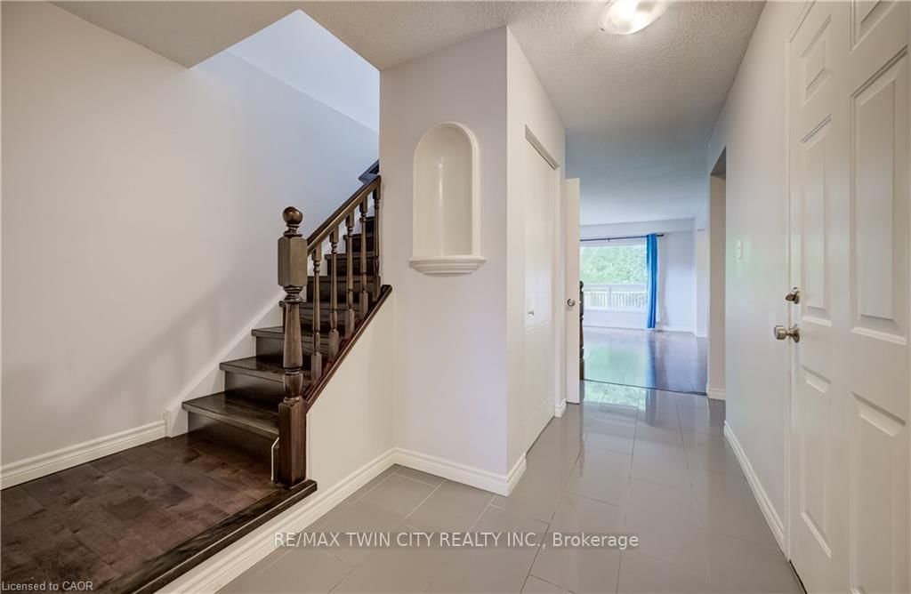 508 VERONICA Drive • Kitchener, ON photo 4