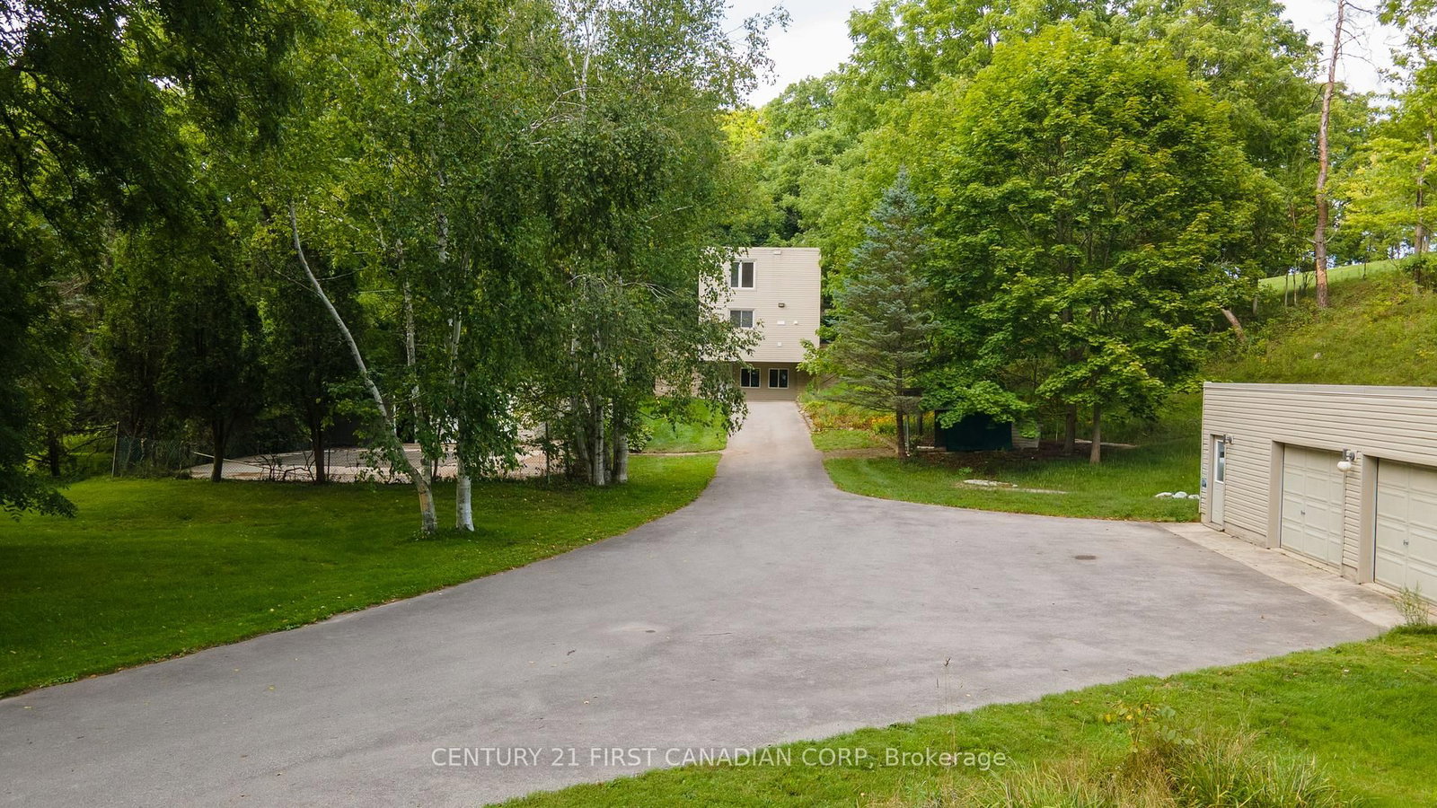2546 Westdel Bourne • London South, ON photo 5