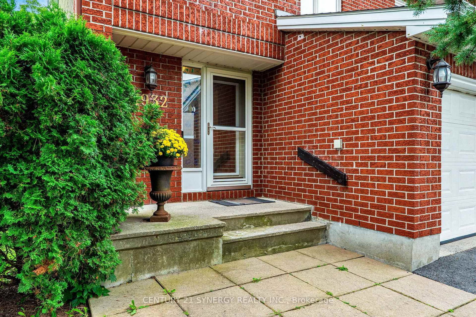 1932 Ashmont Street • Ottawa, ON photo 2