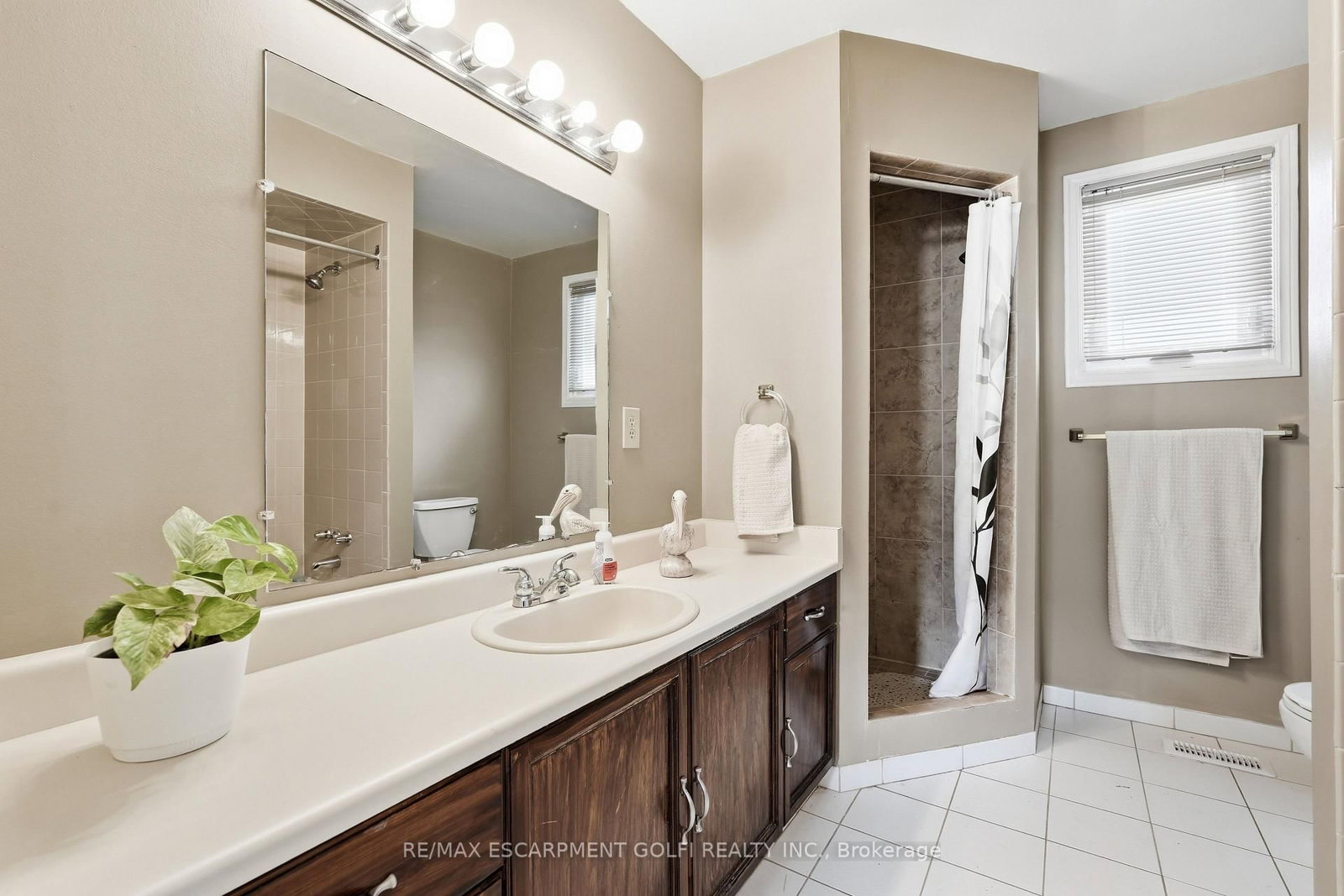 138 Livingston Avenue • Grimsby, ON photo 21