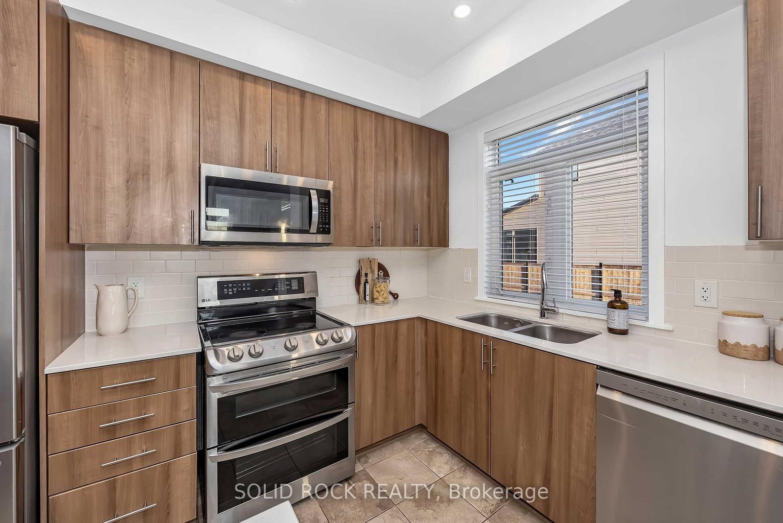859 Solarium Avenue E • Ottawa, ON photo 10