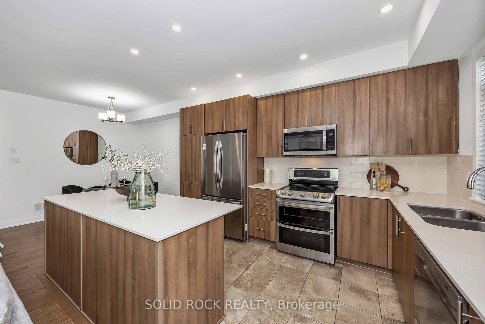 859 Solarium Avenue E • Ottawa, ON photo 9