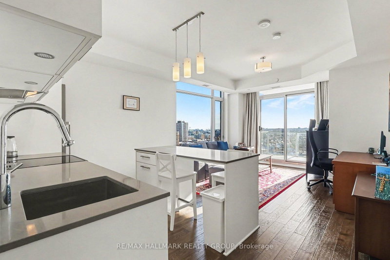 1412 - 255 Bay Street