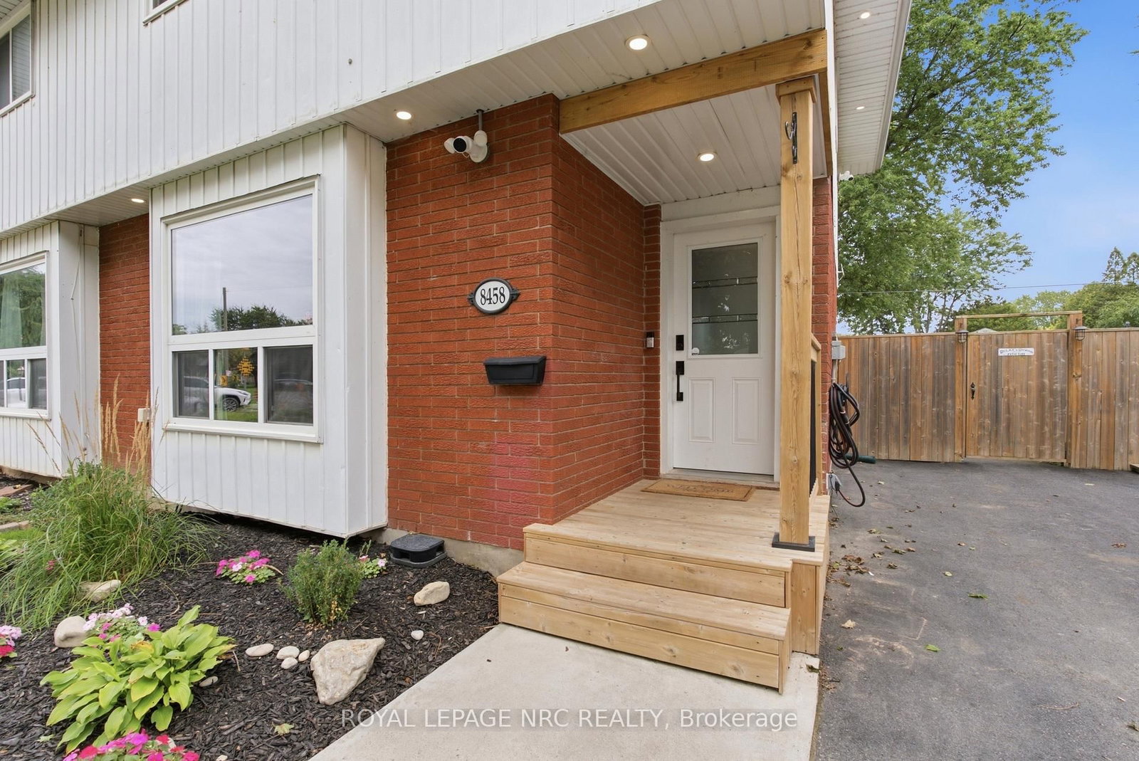 8458 Willoughby Drive • Niagara Falls, ON photo 3