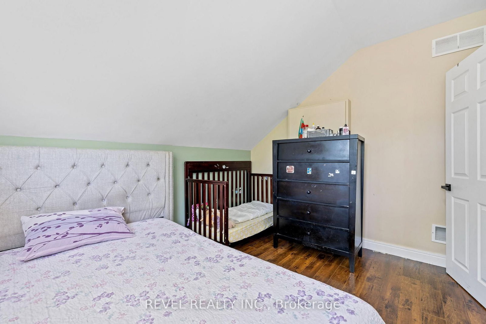 54 Chestnut Street E • St. Catharines, ON photo 35