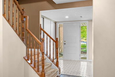8 Mannington Court • Ottawa, ON photo 2