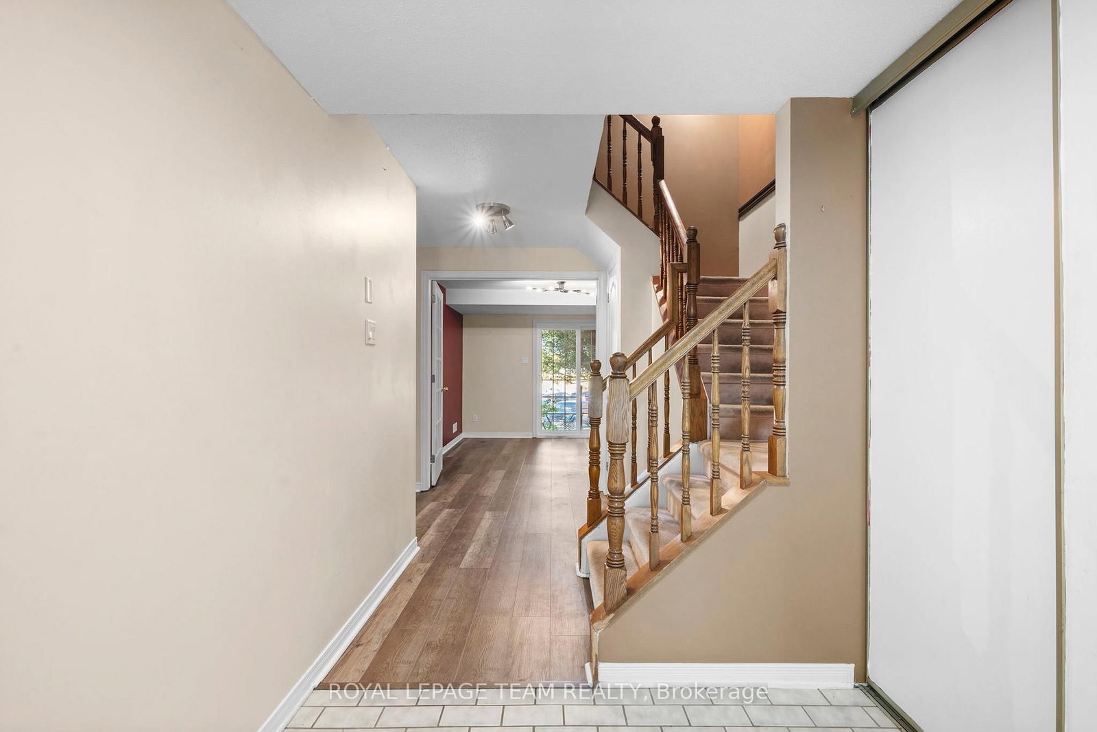 8 Mannington Court • Ottawa, ON photo 3