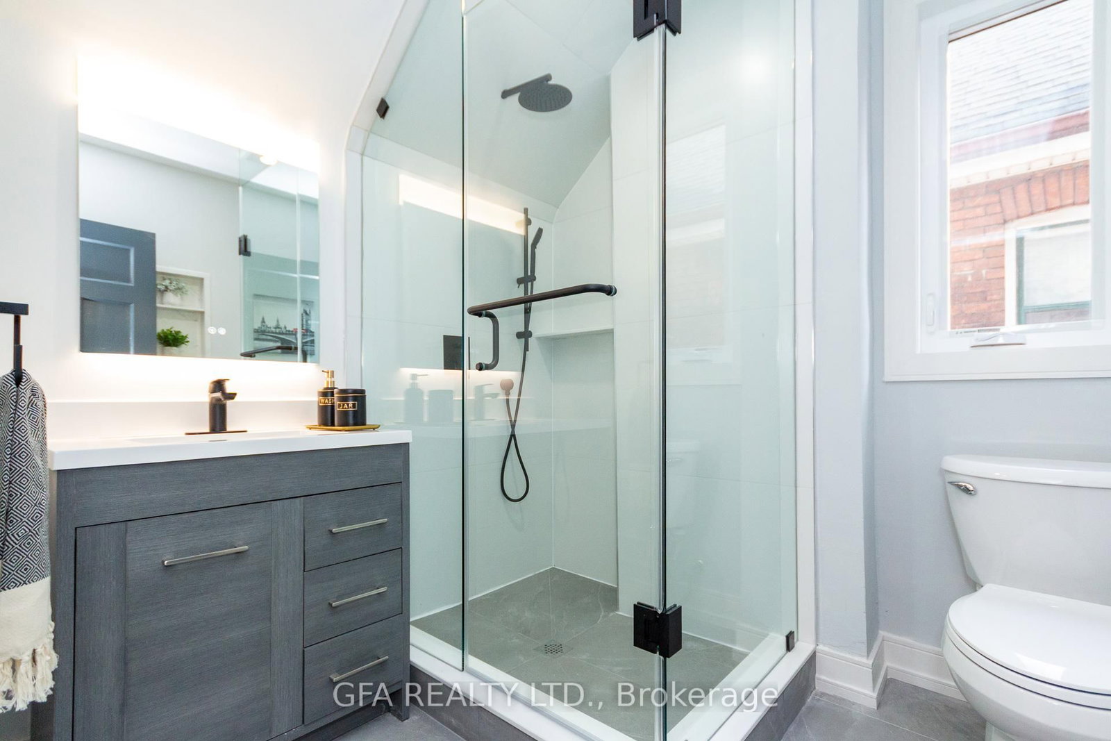 42 Barnesdale Avenue N • Hamilton, ON photo 13