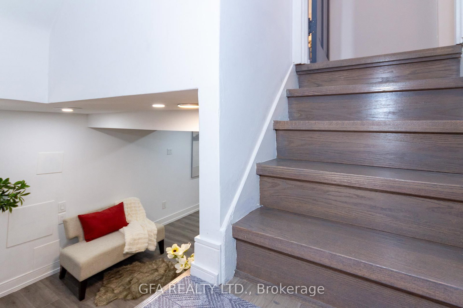 42 Barnesdale Avenue N • Hamilton, ON photo 18