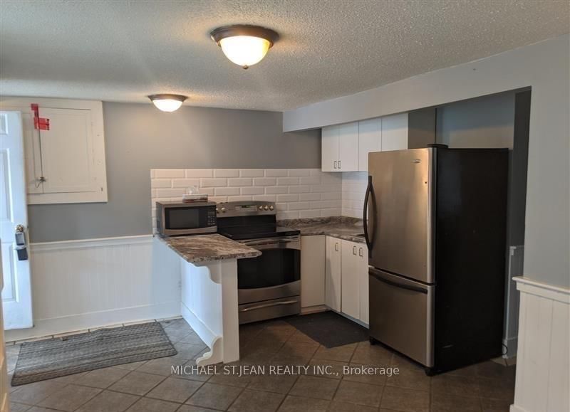 Lower Unit - 98 West Avenue N, Hamilton 4