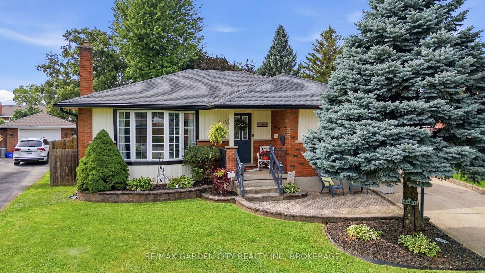 4993 RENDALL Crescent • Niagara Falls, ON photo 3