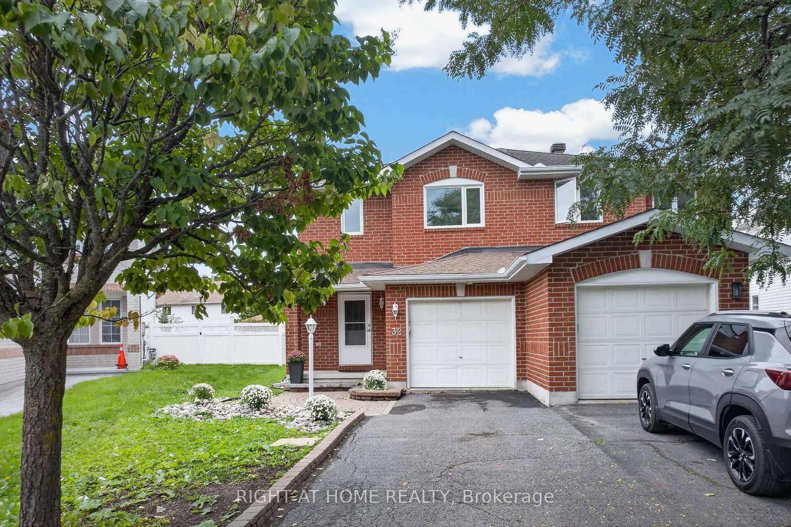 32 Saffron Court • Ottawa, ON photo 2