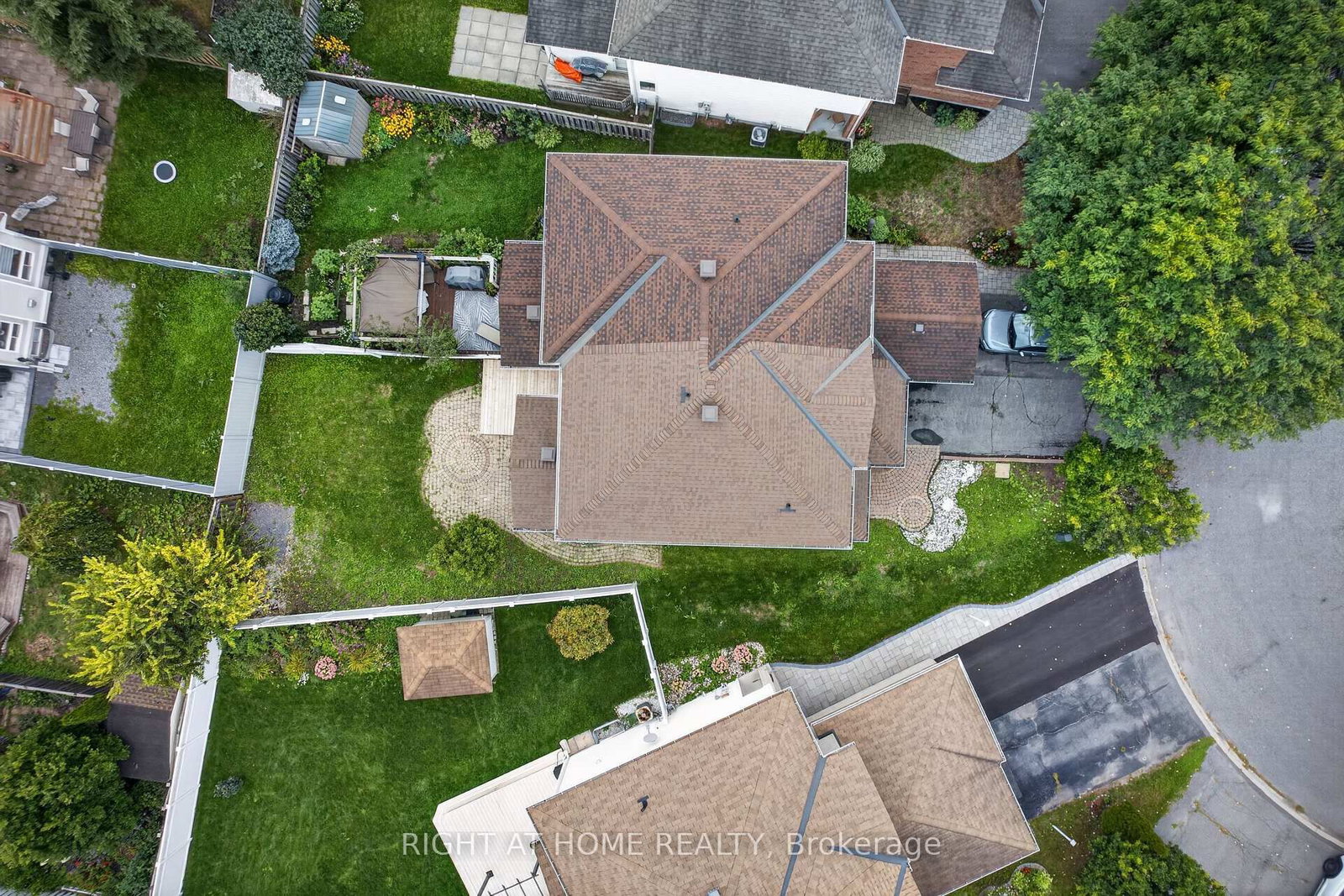 32 Saffron Court • Ottawa, ON photo 4