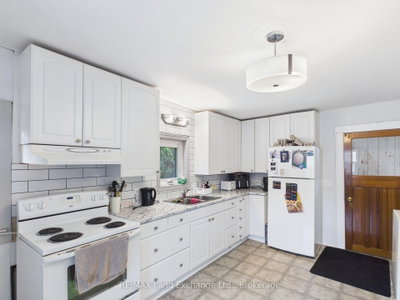 410 RUSSELL Street • Kincardine, ON photo 5