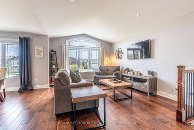 521 Gardner Crescent • Petawawa, ON photo 8