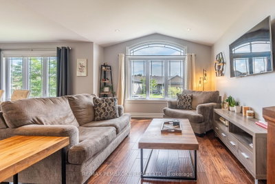 521 Gardner Crescent • Petawawa, ON photo 9