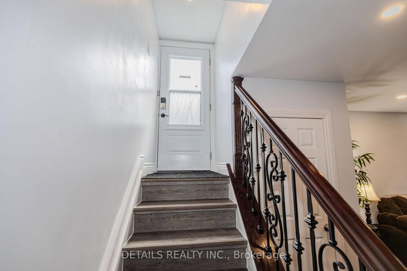 7 Kerry Crescent E
