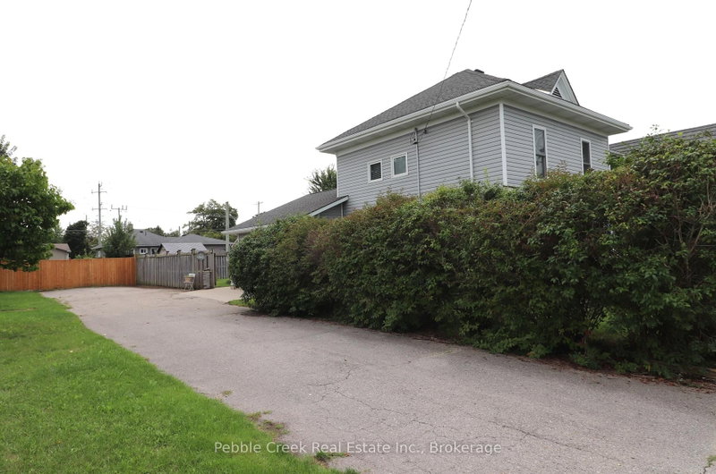 206 Picton Street E