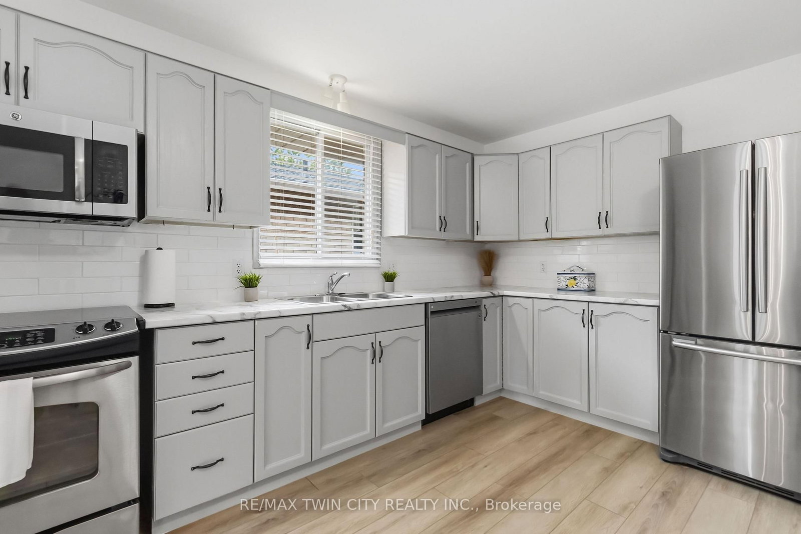 22 Allensgate Drive • Brantford, ON photo 12