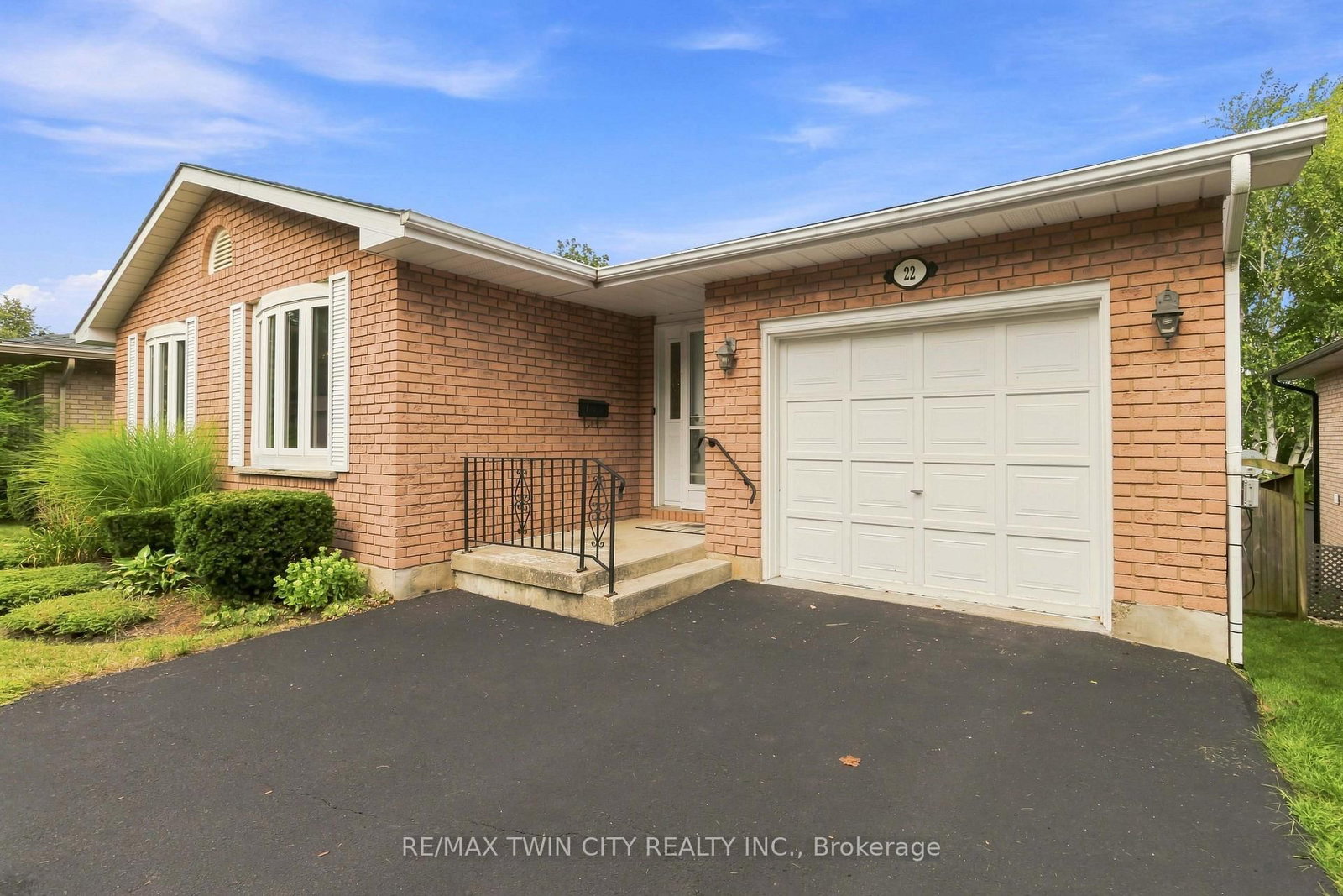 22 Allensgate Drive • Brantford, ON photo 3