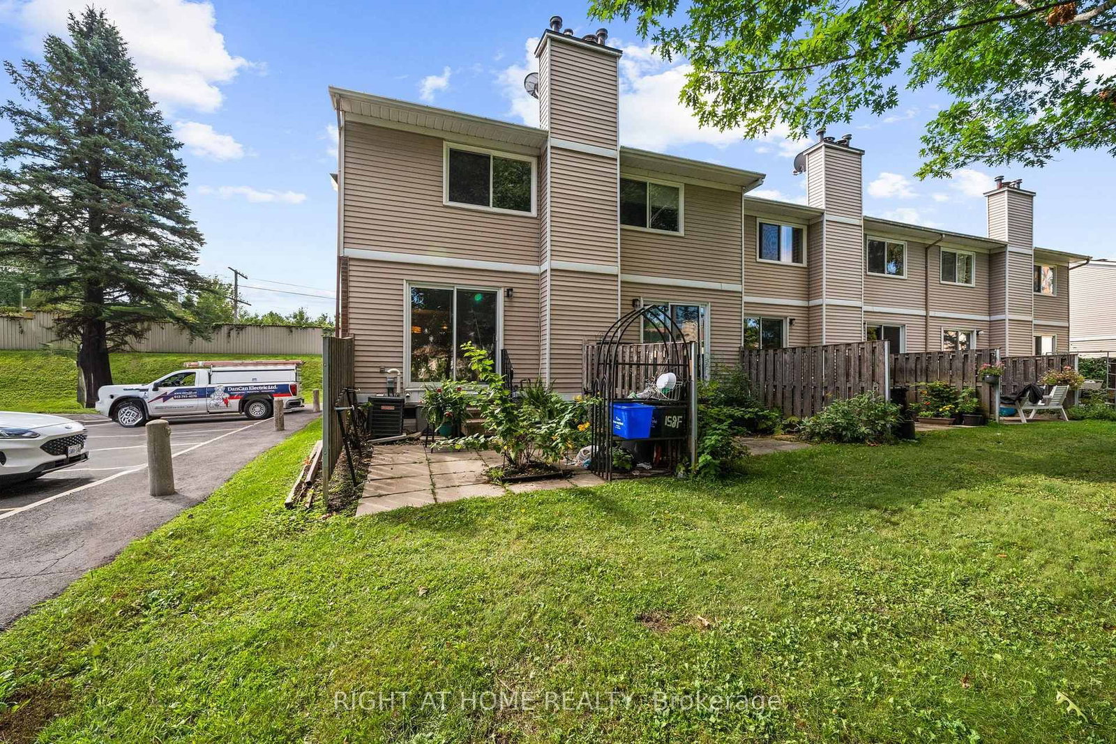 158F VALLEY STREAM Drive • Ottawa, ON photo 20