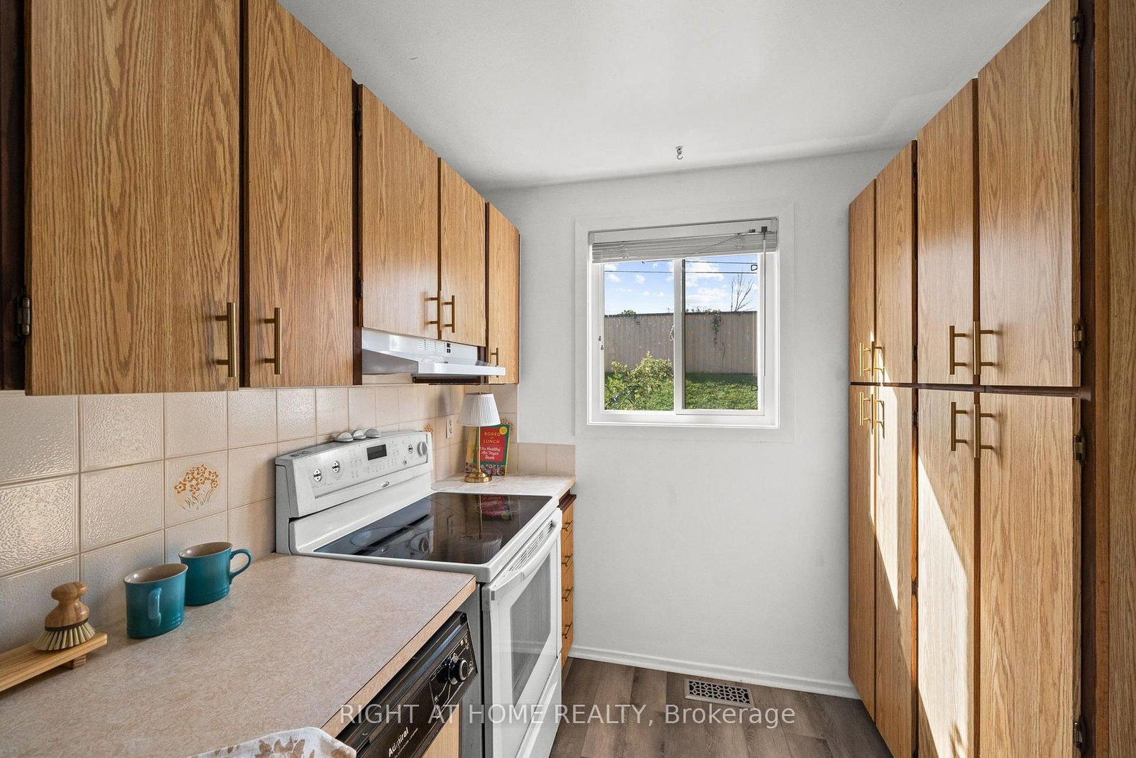 158F VALLEY STREAM Drive • Ottawa, ON photo 6