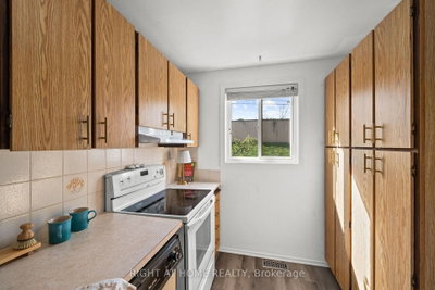 158F VALLEY STREAM Drive • Ottawa, ON photo 6