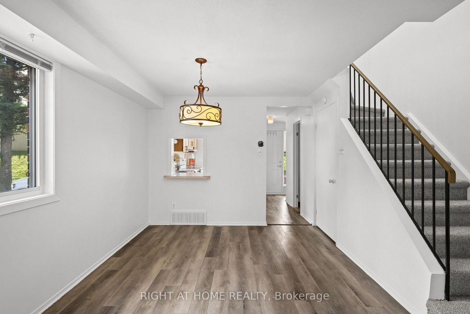 158F VALLEY STREAM Drive • Ottawa, ON photo 9