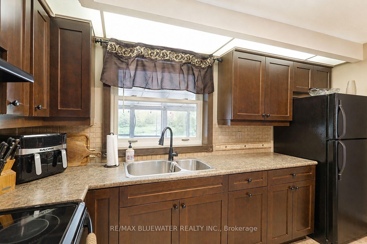 9997 Edward Street • Lambton Shores, ON photo 22