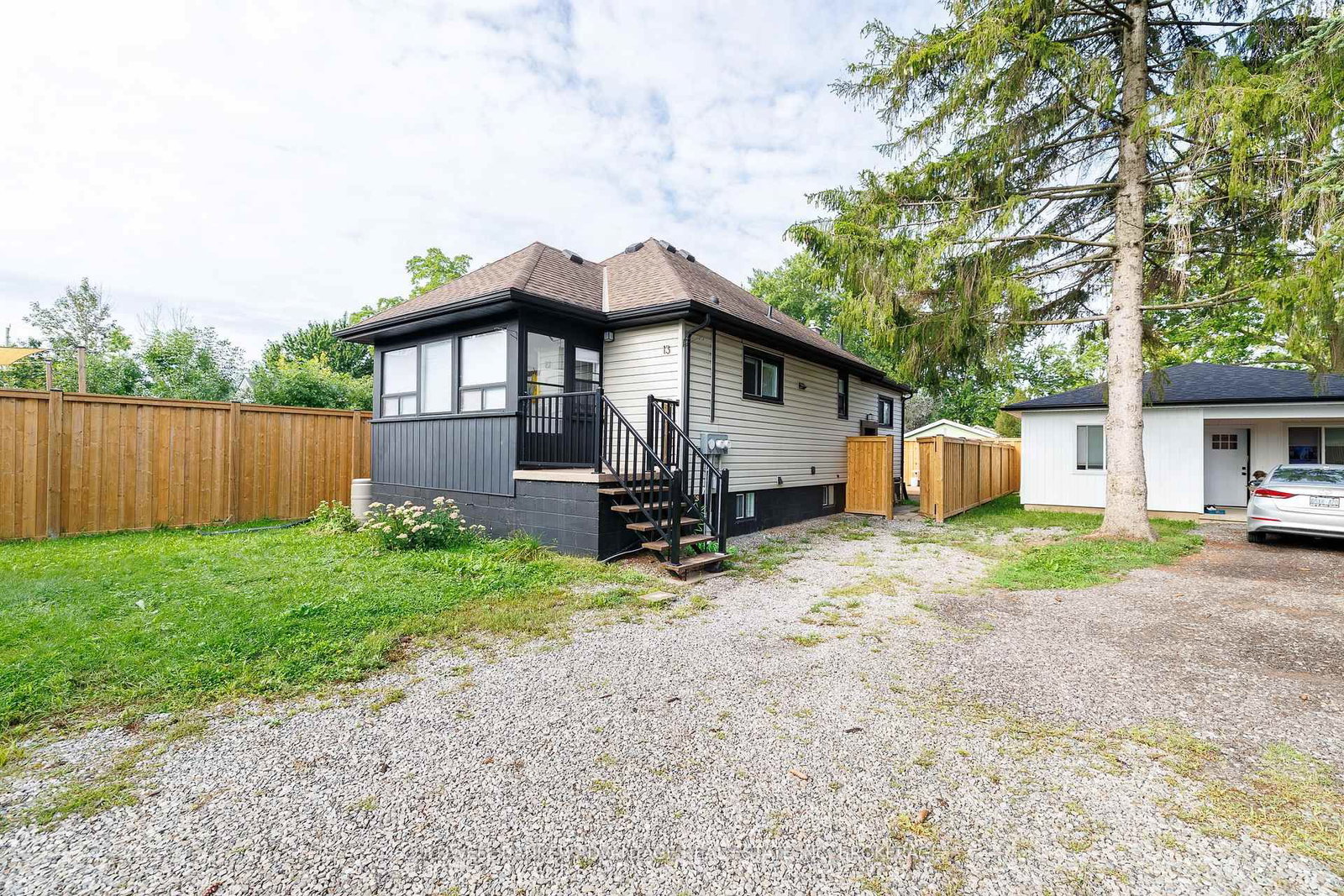 13 Duncan Street W • Welland, ON photo 1