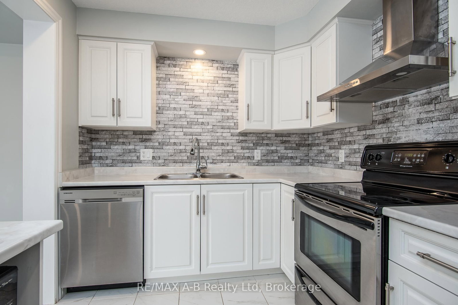 45 ROBERTSON Drive • Stratford, ON photo 18