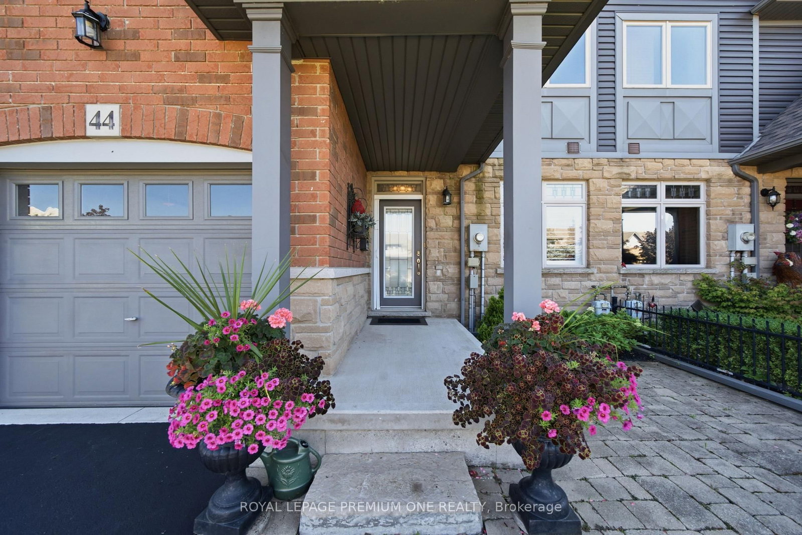 44 Conrad Place • Grimsby, ON photo 3