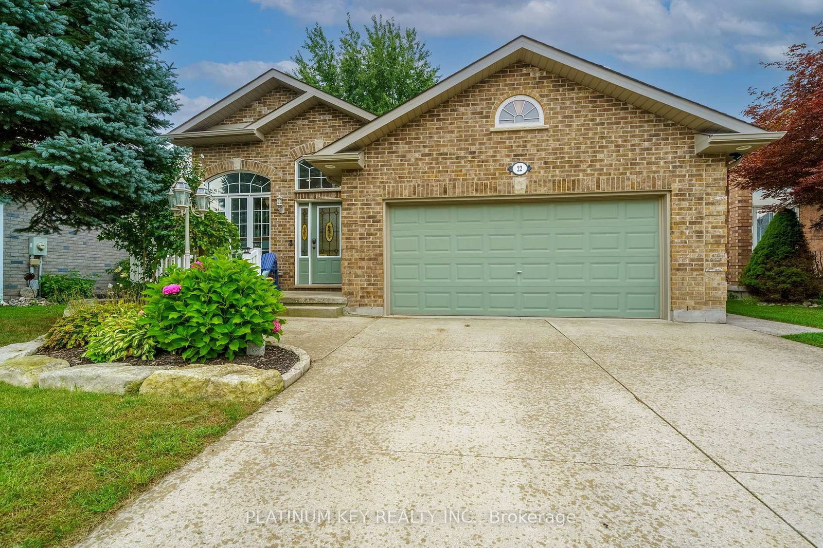 22 Ridge Street • Strathroy-Caradoc, ON photo 1
