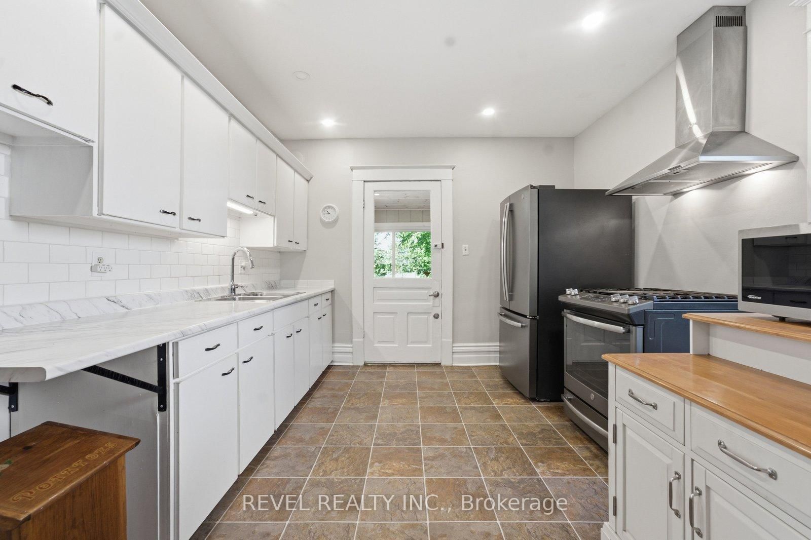 73 Grand River Street S • Brant, ON photo 14
